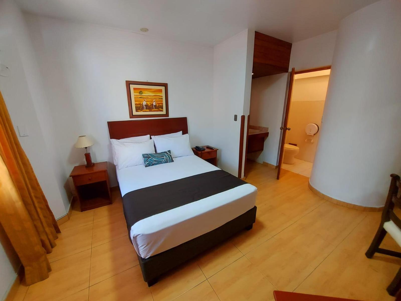 Epiqus Hotel 3*
